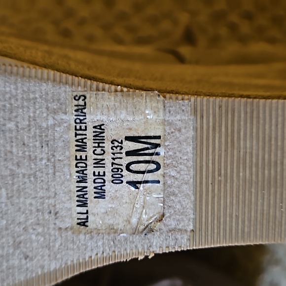 Shï brand, platform wedge, ankle high boots. Beige/Camel color with foux suede. - Picture 3 of 6